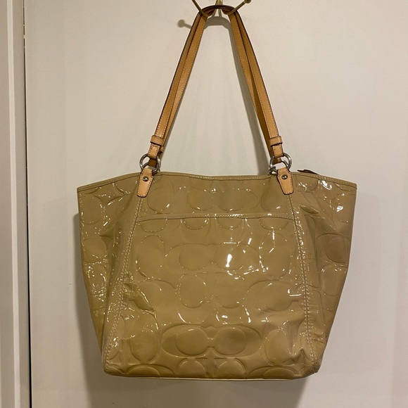 Coach patent leather beige tote with zipper top and front and back pocket - Picture 2 of 8